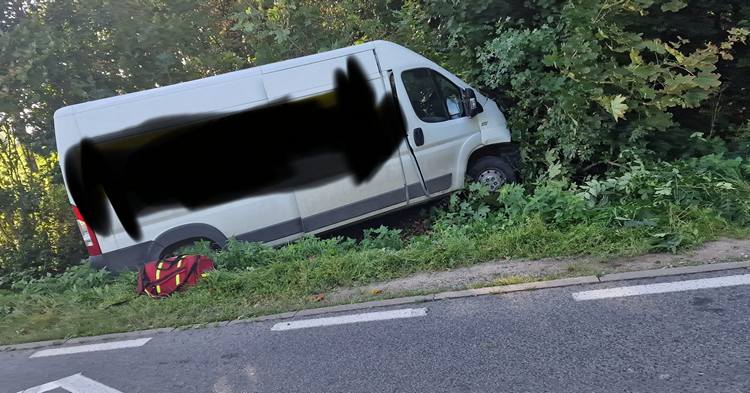 Kurierski bus w rowie [ZDJĘCIA]