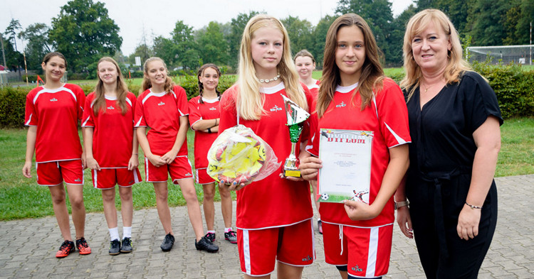 Dziewczęta z SP1 wygrały Mistrzostwa Powiatu piłkarskich szóstek [ZDJĘCIA+WYNIKI]