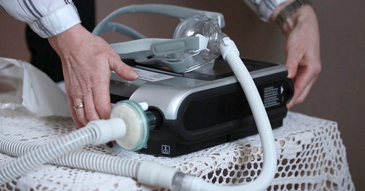 Wzrasta liczba pacjentów pod respiratorami w domach, których NFZ nie obejmuje kontraktem