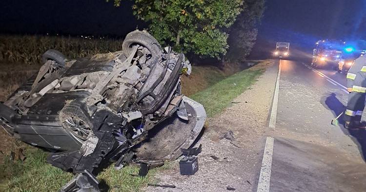 Sanniki: osobówka wjechała do rowu. Jedna osoba w szpitalu [ZDJĘCIA]