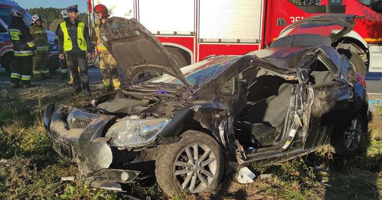 Groźny wypadek w Goślicach. Auto z dwójką dzieci rozbiło się na drzewie [ZDJĘCIA]