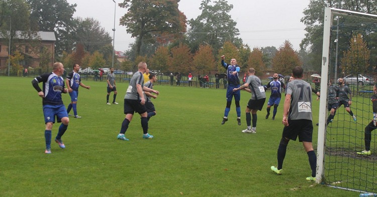 Piłkarska LO i A-Klasa: Szopen Sanniki przegrał mecz na szczycie, Zorza lepsza w derbach [ZDJĘCIA]