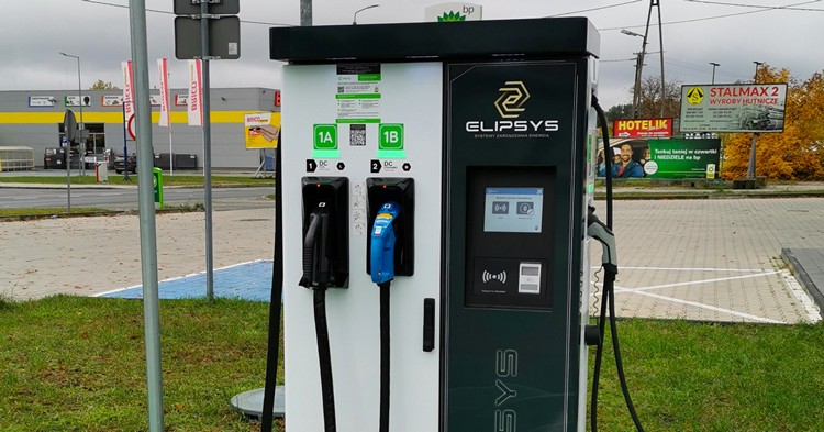 Już jest! W Gostyninie stanęła pierwsza stacja szybkiego ładowania aut elektrycznych