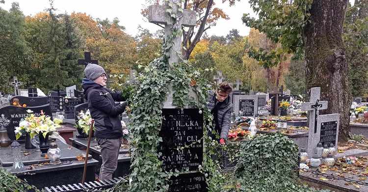 Młodzież LO Gostynin pamięta o zmarłych nauczycielach [ZDJĘCIA]