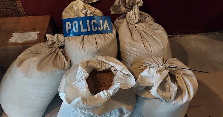 Przewoził 140 kg krajanki tytoniowej w osobówce, został zatrzymany [ZDJĘCIA]