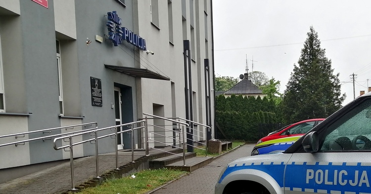 W parku Piłsudskiego nietrzeźwy mężczyzna zaatakował policjantów siekierą