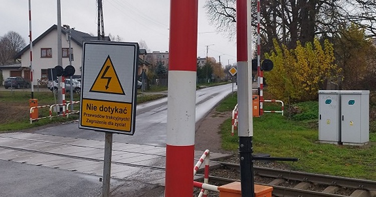 O krok od tragedii. Niebezpieczne zachowanie 36-latki na przejeździe kolejowym