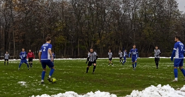 Zmagania z odśnieżaniem boiska i przegrana na koniec rundy