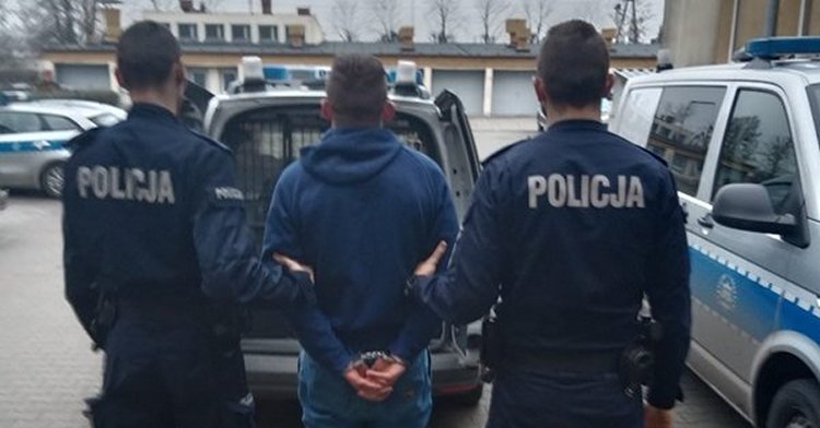 Policjanci zatrzymali poszukiwanego 25-latka. Miał przy sobie dużą ilość narkotyków