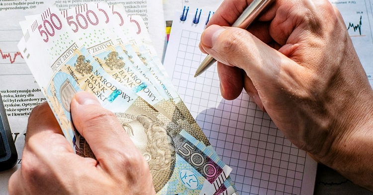 W tym roku Polacy najczęściej wydadzą na święta średnio od 400 do 600 zł na osobę [BADANIE]