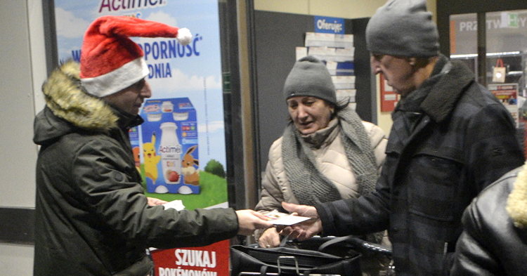 Pod gostynińskimi marketami Inicjatywa dla Gostynina podzieliła się opłatkiem z mieszkańcami [ZDJĘCIA]