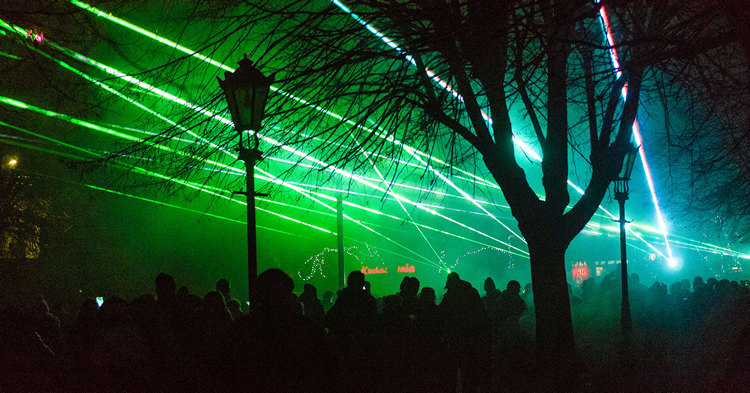 Sylwestrowa noc w Gostyninie. Mieszkańcy powitali 2024 rok przy pokazie laserowym [ZDJĘCIA]