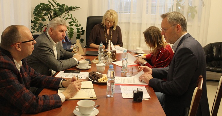 Podpisanie umowy na budowę i modernizację oświetlenia ulicznego na terenie gminy Szczawin Kościelny [ZDJĘCIA]