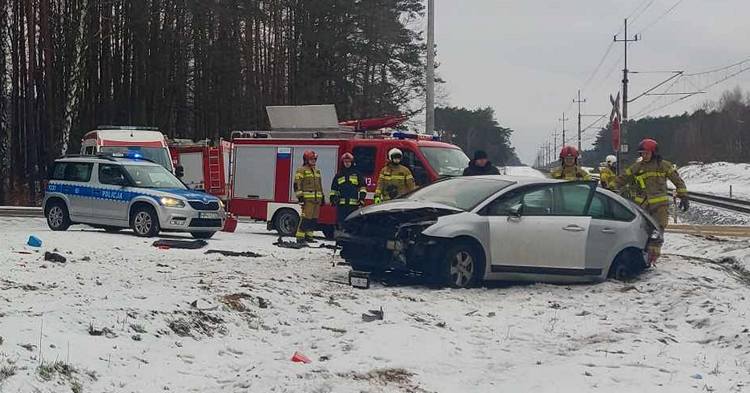 Auto osobowe wjechało pod pociąg. Jedna osoba w szpitalu [ZDJĘCIA]