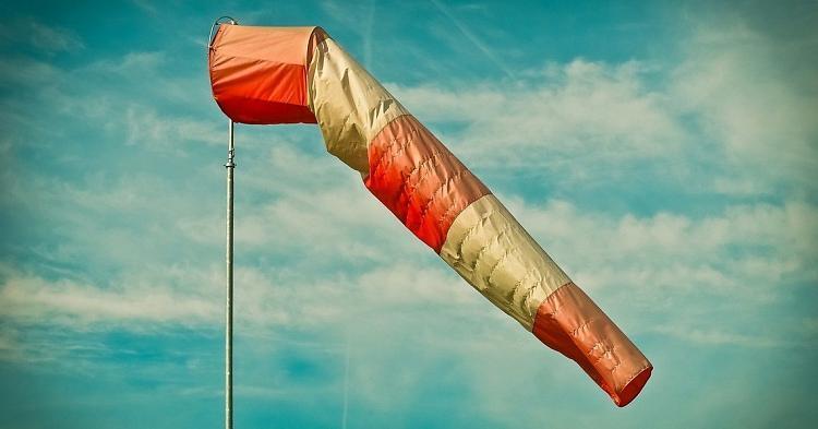 W środę silny wiatr, możliwe burze