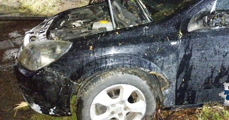 Pijany i bez prawa jazdy. Uciekając przed policjantami wjechał w ogrodzenie