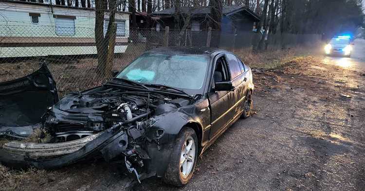 W Miałkówku bmw uderzyło w drzewo. Jedna osoba w szpitalu [ZDJĘCIA]