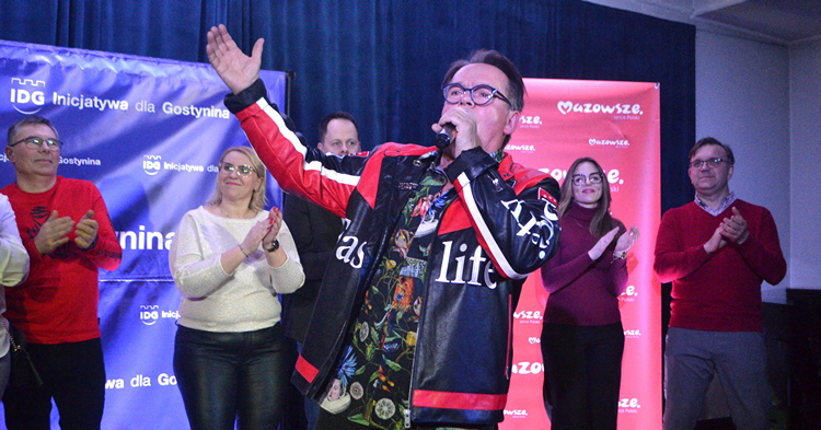 Niesamowity występ Piotra Pręgowskiego. Zobacz, jak gwiazda "Ranczo" podbiła serca  gostynińskich fanów [ZDJĘCIA]