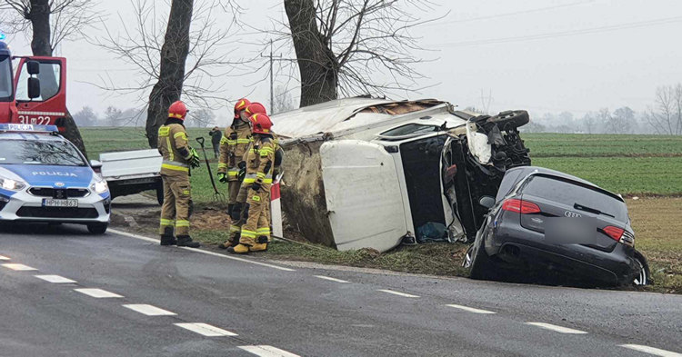 Groźny wypadek w miejscowości Krzywie. Bus i Audi w rowie [ZDJĘCIA]