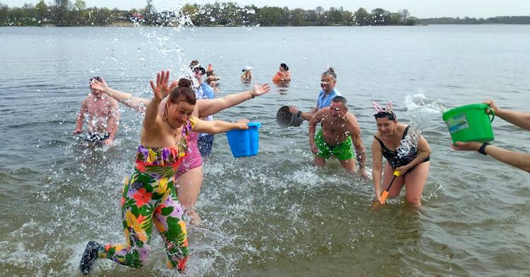 Mokry prima aprilis z Białymi Morsami Gostynin-Kutno [ZDJĘCIA]