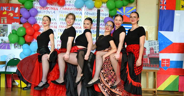 Moulin Rouge na szkolnej scenie. Dzień Frankofonii w LO Gostynin [ZDJĘCIA]