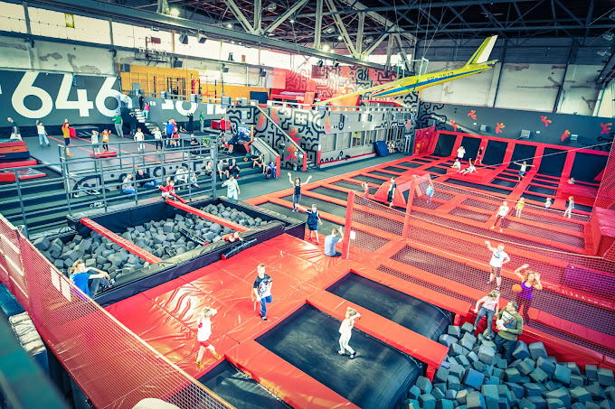 Zbuduj zespół marzeń: Jak park trampolin może wspomóc team building?