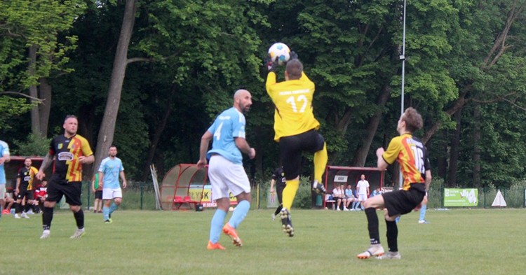 Piłkarska LO i A-Klasa: niespodziewana porażka Szopena, Błyskawica przegrywa z ostatnim zespołem [ZDJĘCIA]