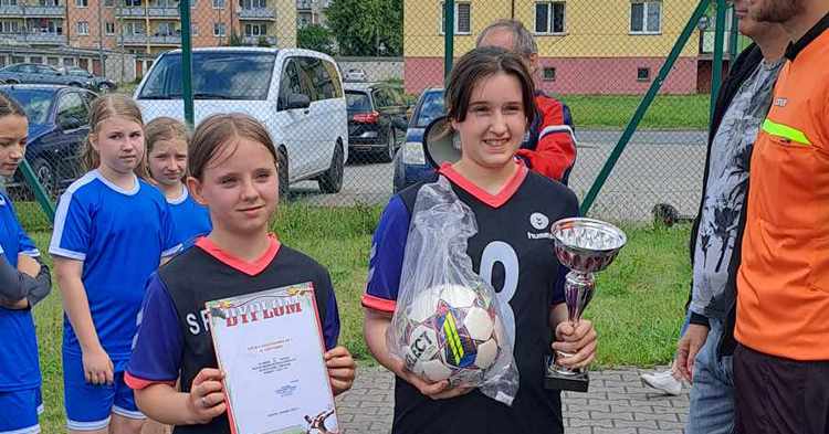 SP5 Gostynin triumfuje w turnieju piłkarskich 'szóstek' dziewcząt [ZDJĘCIA+WYNIKI]