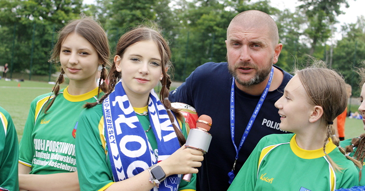 Kibicomania w Gostyninie. Młodzież pokazała jak należy dopingować na trybunach [ZDJĘCIA]