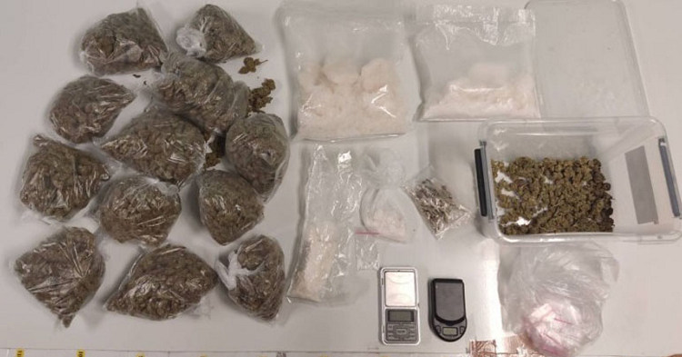 Policjanci zabezpieczyli ponad 2,5 kg narkotyków. 19-letni handlarz narkotykami zatrzymany na gorącym uczynku [ZDJĘCIA]