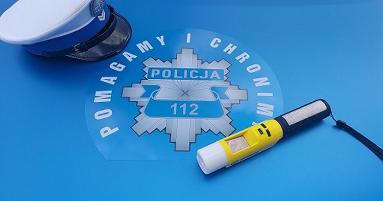 Nietrzeźwy rowerzysta korzystając z telefonu spowodował kolizją z pojazdem