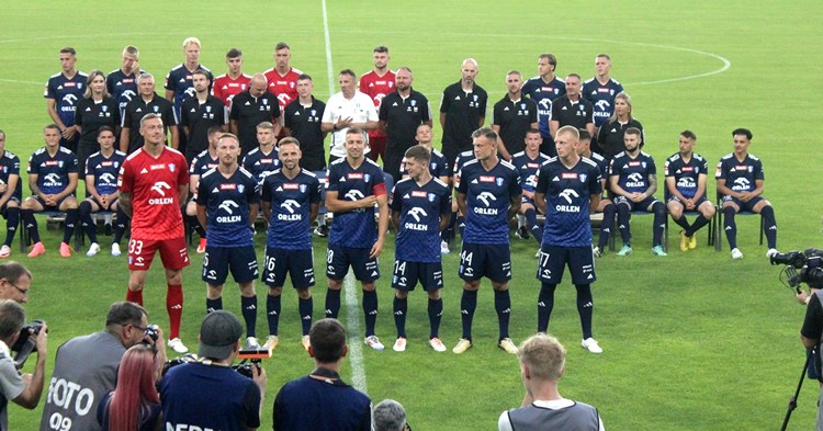 Wisła Płock gotowa do startu ligi. Zaprezentowała nowe stroje [ZDJĘCIA]