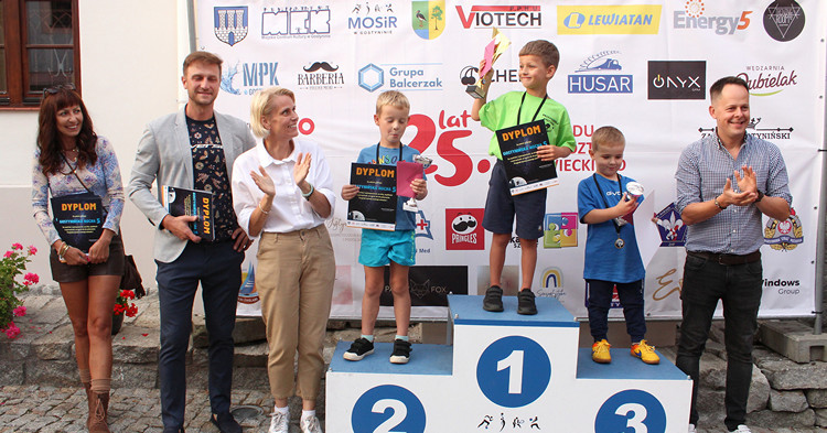 Wyniki biegów dziecięcych biegu Gostynińska Nocna 5 [ZDJĘCIA+WYNIKI]