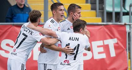 Trzy Pierwsze Bramki, Trzy...