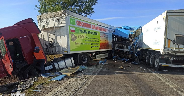 Zderzenie trzech ciężarówek na krajowej 60-siątce [ZDJĘCIA]