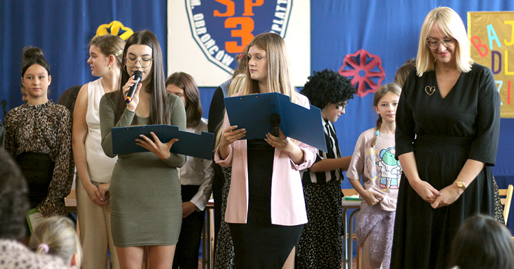 Szkolne życie w krzywym zwierciadle. Wyjątkowe obchody Dnia Nauczyciela w SP3 [ZDJĘCIA]