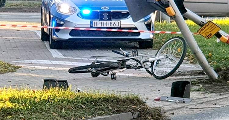Przewrócony sygnalizator uderzył 15-latka. Groźny wypadek na skrzyżowaniu ulic Jana Pawła II i Popiełuszki [ZDJĘCIA]