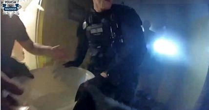 Policjanci Wyciągnęli Z P...