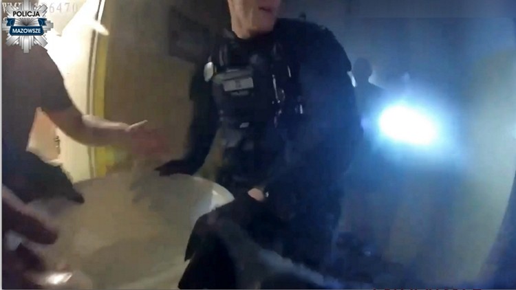 Policjanci wyciągnęli z płonącego mieszkania dwóch mężczyzn i zapobiegli możliwemu wybuchowi [VIDEO]
