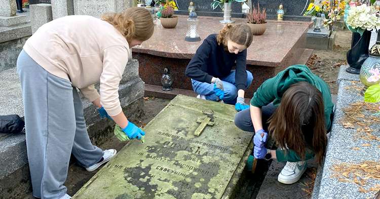 Uczniowie LO Gostynin pamiętają o zmarłych nauczycielach i pracownikach [ZDJĘCIA]