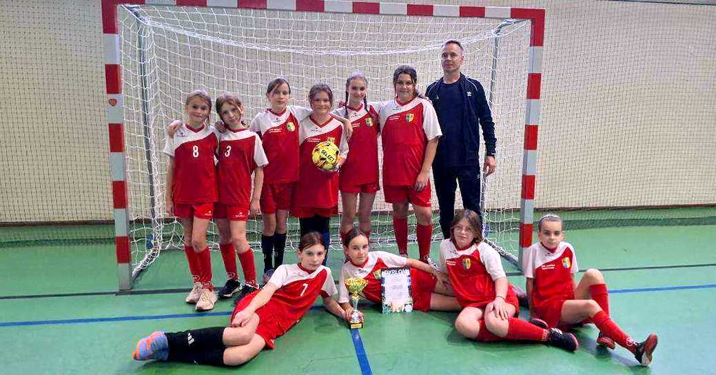 Zwycięstwo dziewcząt z SP Teodorów w Mistrzostwach Powiatu w Halowej Piłce Nożnej [ZDJĘCIA]