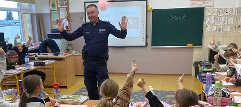 Bezpieczny Internet. Gostynińska policja edukuje młodych internautów w SP 3 [ZDJĘCIA]