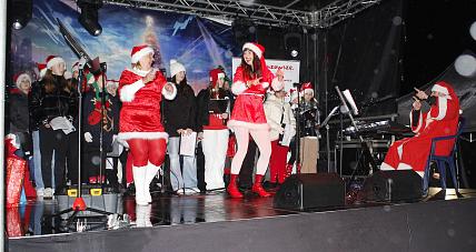 Mikołajkowe Show Na Rynku. ...