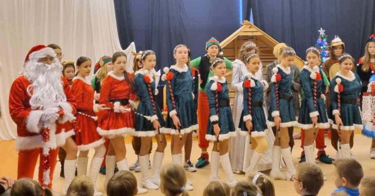 Mikołajkowy spektakl. Koło teatralne i Mażoretki zabawiają najmłodszych [ZDJĘCIA]