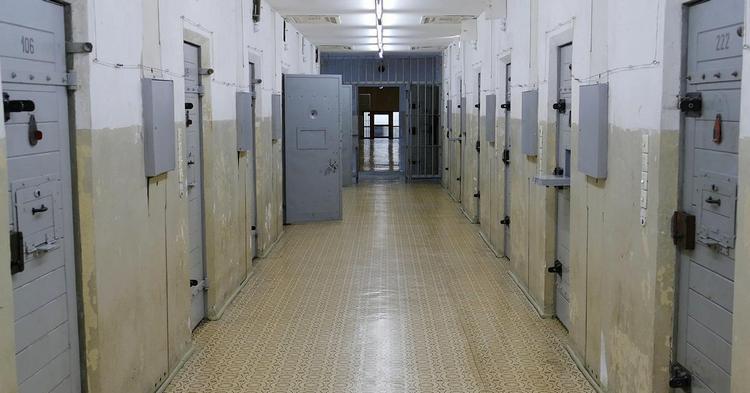 Wpadł bo przeszedł nie po pasach. Policjanci zatrzymali poszukiwanego mężczyznę