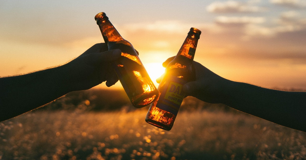 Młodzież w Polsce sięga po alkohol rzadziej niż 20 lat temu. Obniża się zwłaszcza spożycie piwa