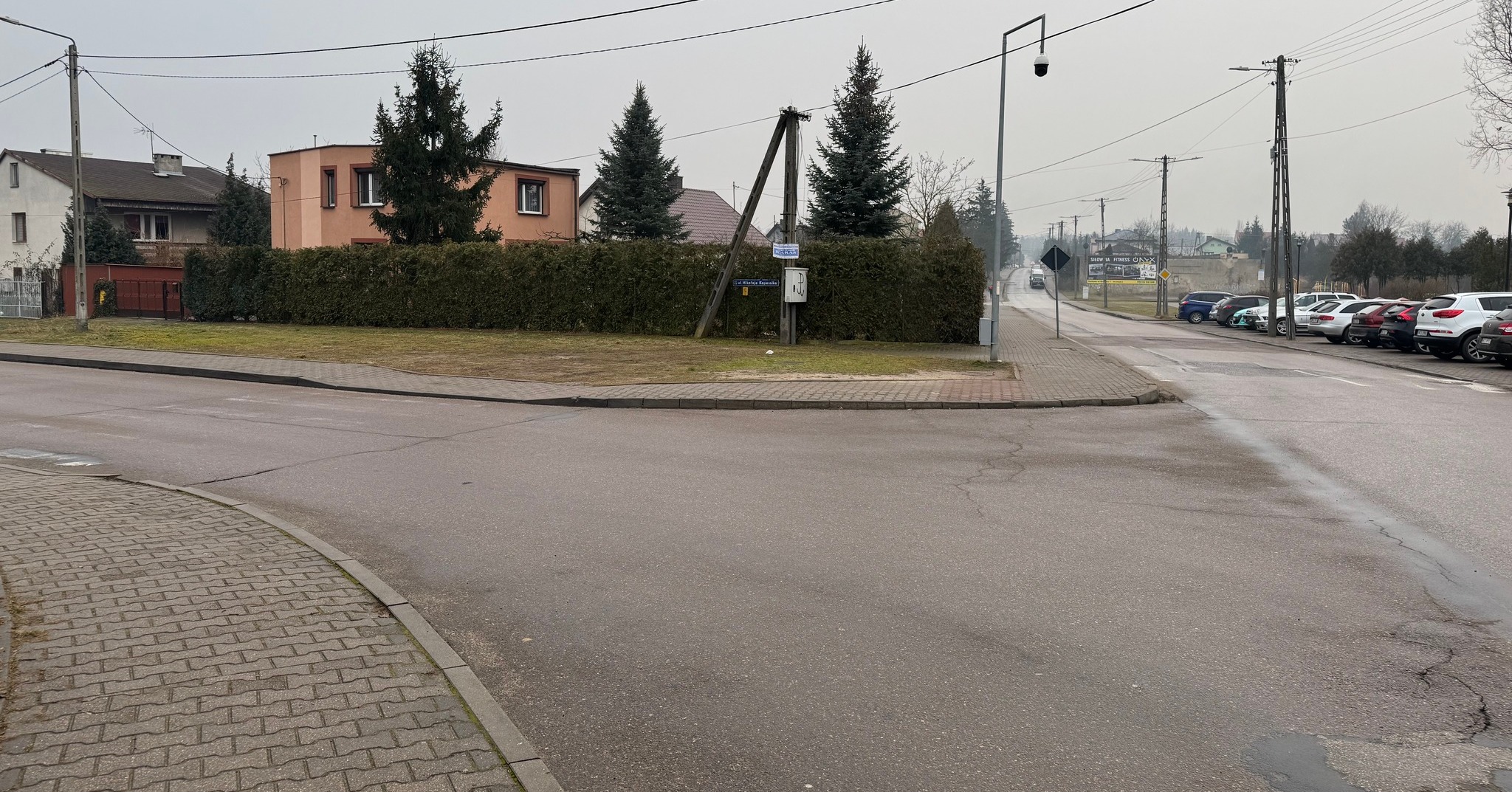 Mieszkańcy alarmują, miasto ostrzega. Problemy z parkowaniem przy skrzyżowaniu Polnej i Kopernika [ZDJĘCIA]