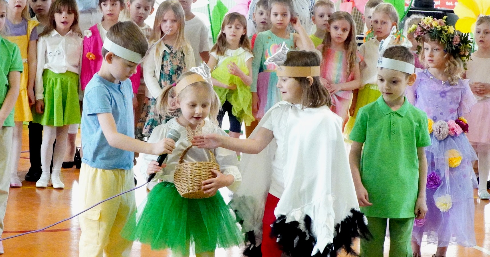 Wiosenny koncert pełen uśmiechów – mali artyści z Przedszkola nr 1 w Gostyninie oczarowali publiczność [ZDJĘCIA]