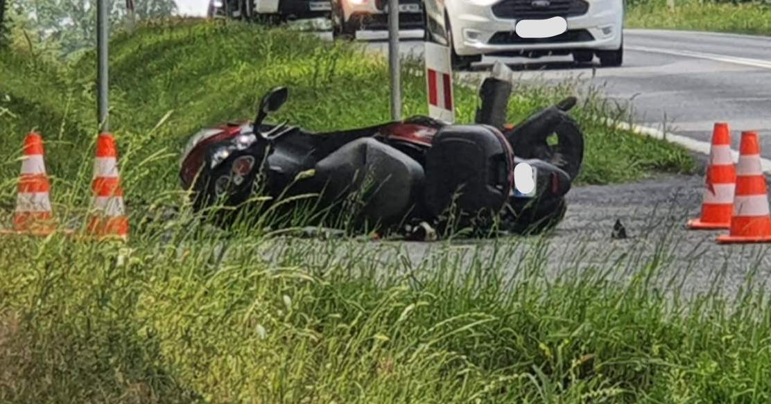 Zderzenie w Lisicy. Motorowerzysta trafił do szpitala [ZDJĘCIA]