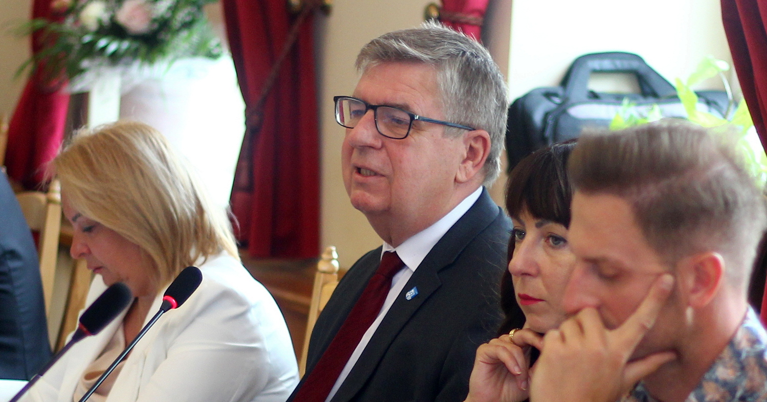 Radny Stanisław Wróblewski postuluje podwyżki opłat dla handlujących w Gostyninie